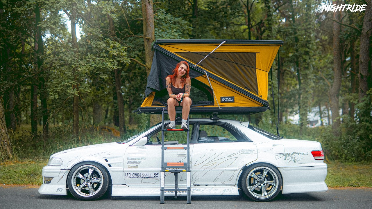 Toyota Mark II z namiotem dachowym BENBOW × NIGHTRIDE podczas wyjazdu.