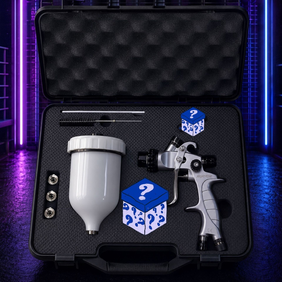 Otwarta walizka BENBOW PK60 NIGHTRIDE Edition z pistoletem lakierniczym 1,3 mm MP, kubkiem, złączkami i zasłoniętymi dodatkami od NIGHTRIDE.